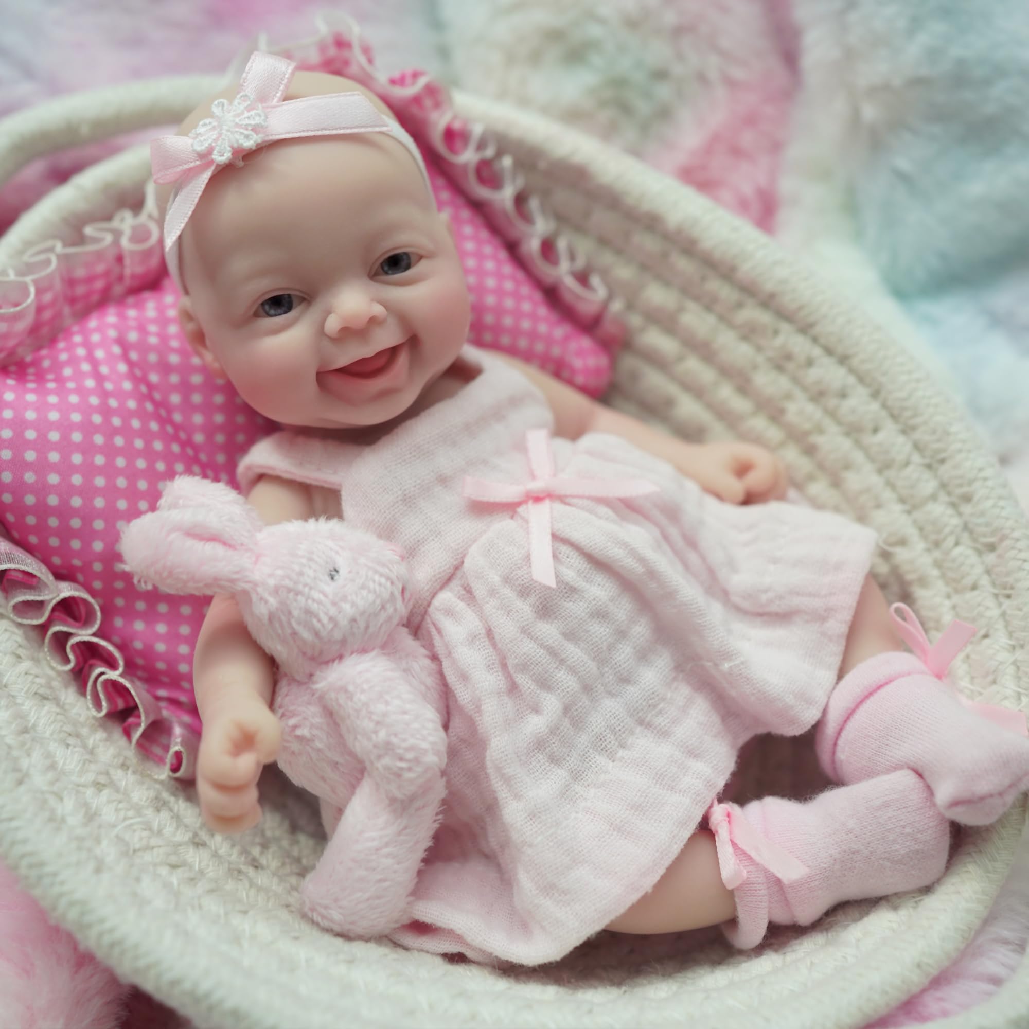 Reborn Baby Doll Silicone Realistic - 7インチミニチュアシリコン製フルボディリボーンドール、ピンクのドレスを着たリアルな人形、コレクターおよび14歳以上向け